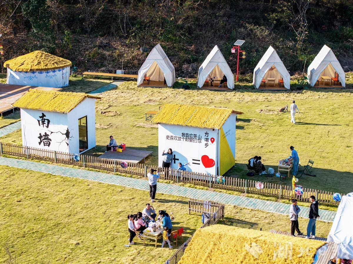 在乡村露营地度过愉快的时光