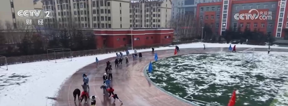 依托冰雪优势开展特色体育活动，学生尽享冬季