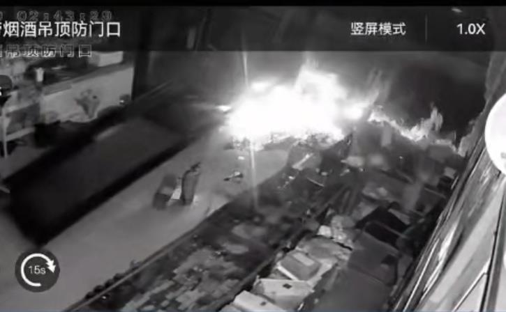 几名男子驾驶一辆全地形车闯入小雪茄酒店大门