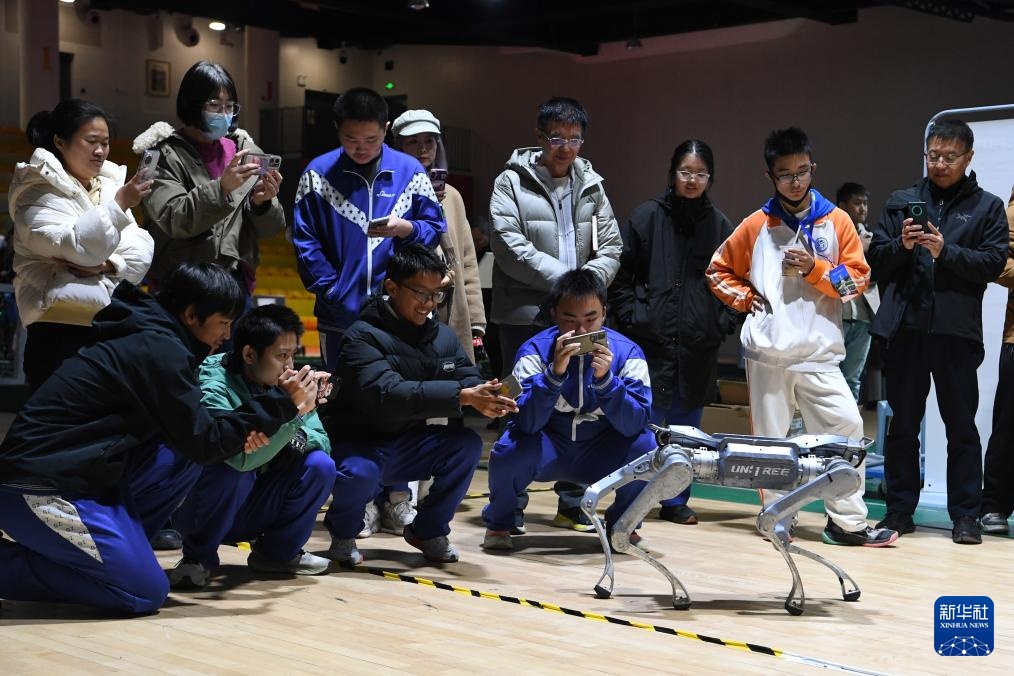 青少年在北京举办的研讨会上展示智能与人形机