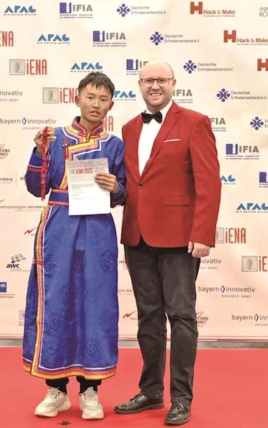 内蒙古农村14岁男孩因发明浇水器荣获国际金奖。