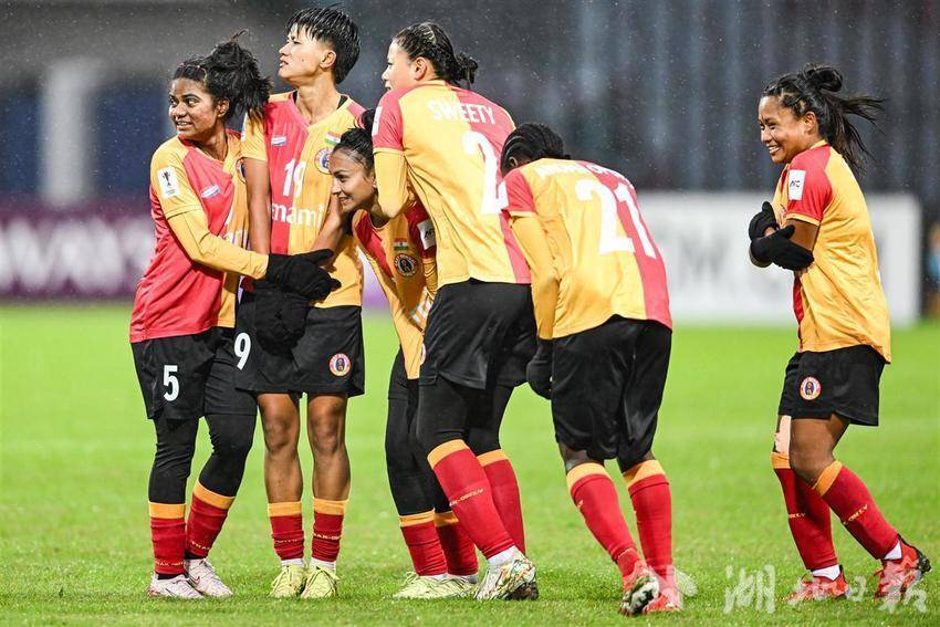 亚冠女足冠军联赛在武汉开赛 印度球员冻得瑟瑟