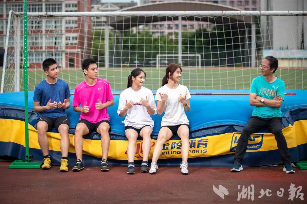 霸屏的清华高材生是武汉雅！经过6年汉族培训，