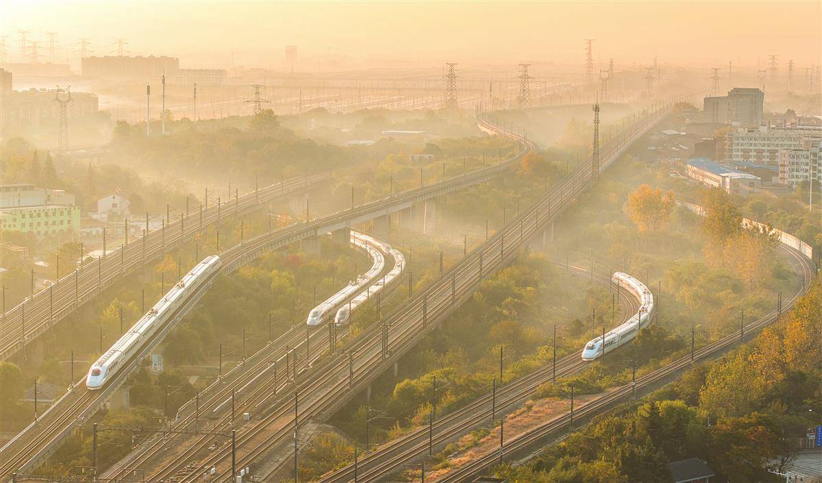 清晨的薄雾中，可以感受到武汉站的忙碌