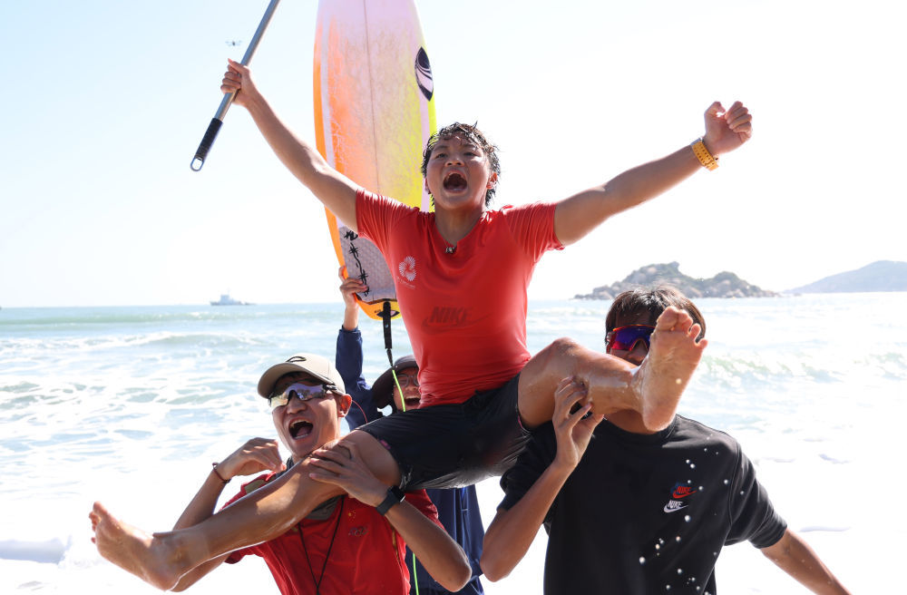 全国锦标赛 |奥运冲浪名将杨士奇夺得全国比赛金