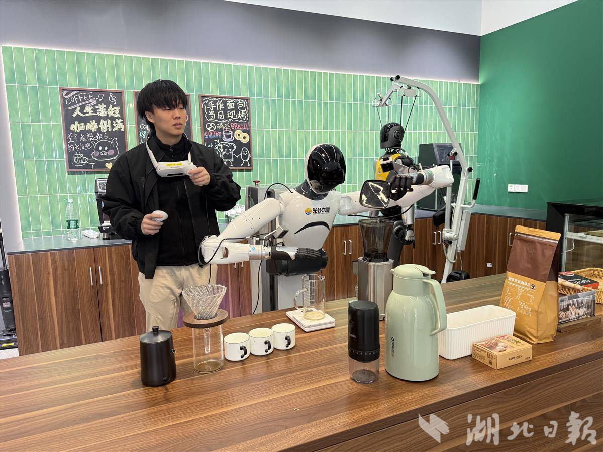 该团队成立于 2000 年，现在有了新的职业：教机