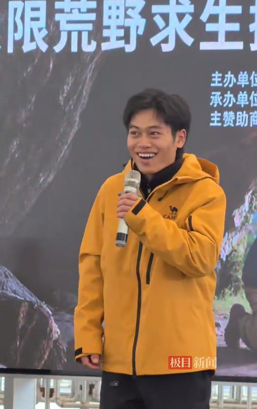 林北表示，比赛期间砍柴不累，他一边唱歌一边