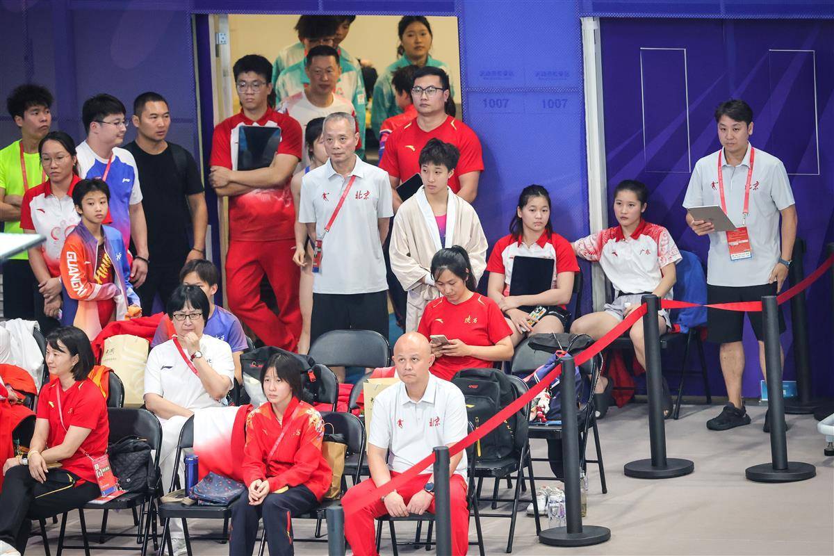 第十五届全国跳水锦标赛丨全红婵观看女队3米跳