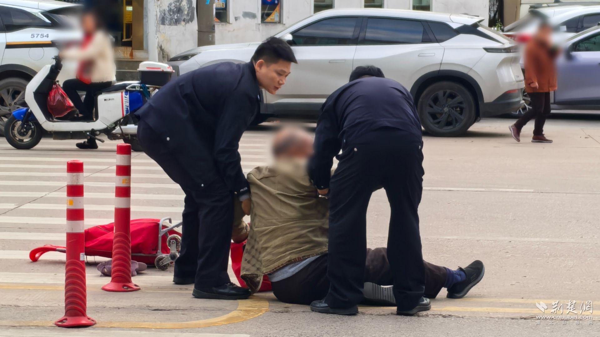 一位老人突然感到头晕，倒