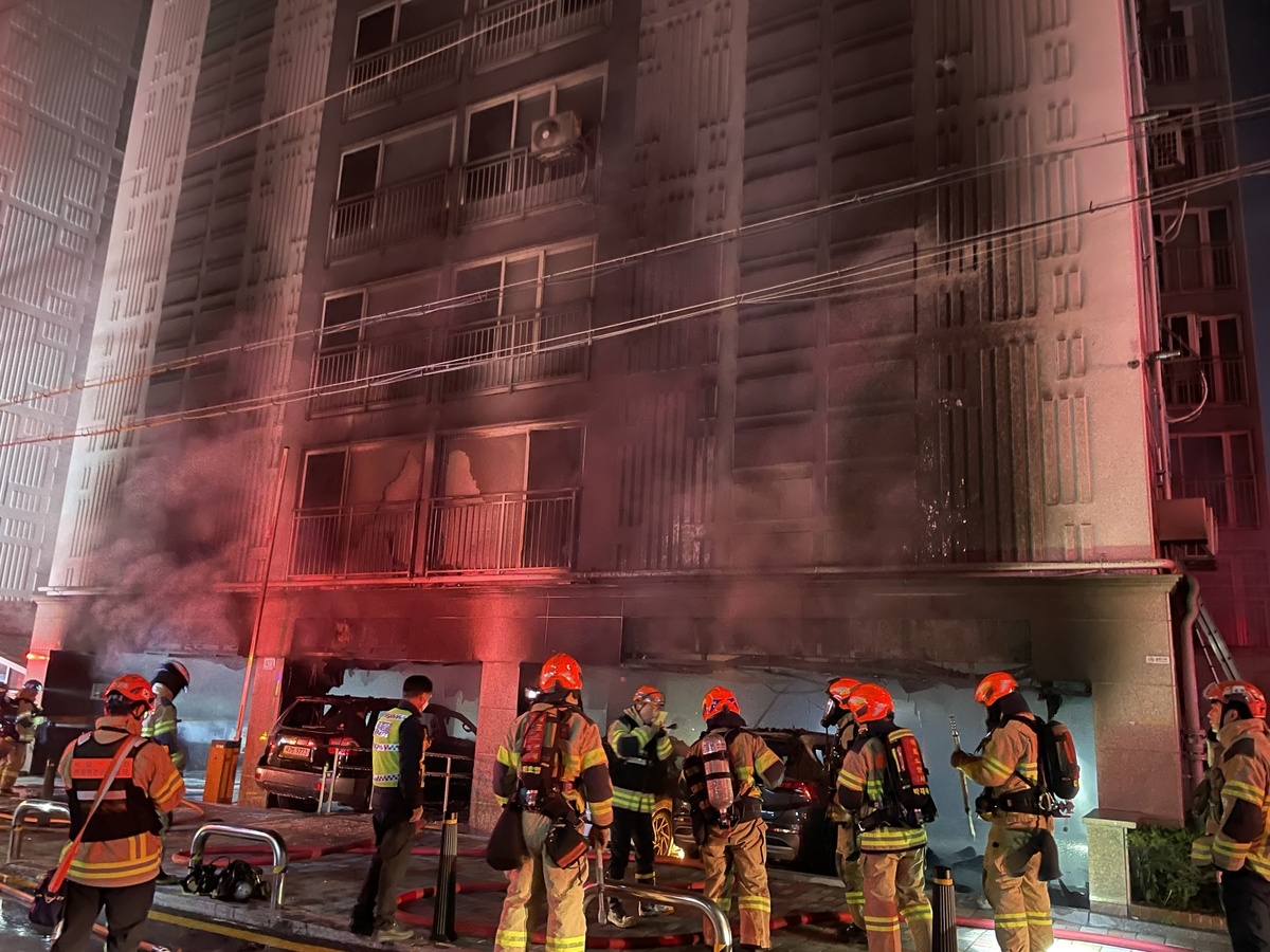韩国首尔一栋公寓楼发生火灾，伤亡情况不明