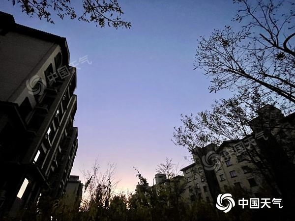 今天北京将延续晴朗干燥格局，明后两天