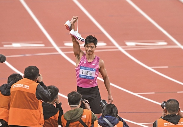 比赛结束后,苏炳添走上球场,微笑着告别。