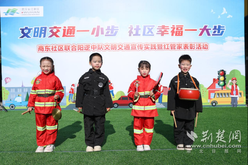 一个可爱的宝宝到外面“谈论”交通规则