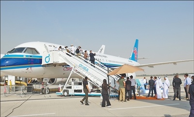 中国大型飞机首次亮相迪拜航展（国际视