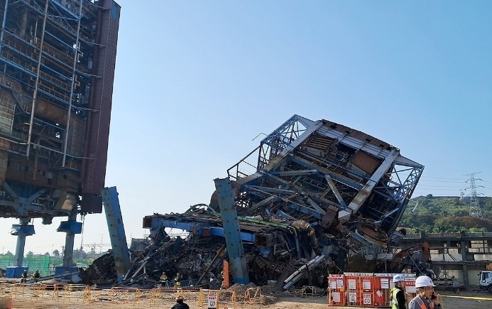 韩国一家发电厂锅炉塔倒塌，已确认三人死亡