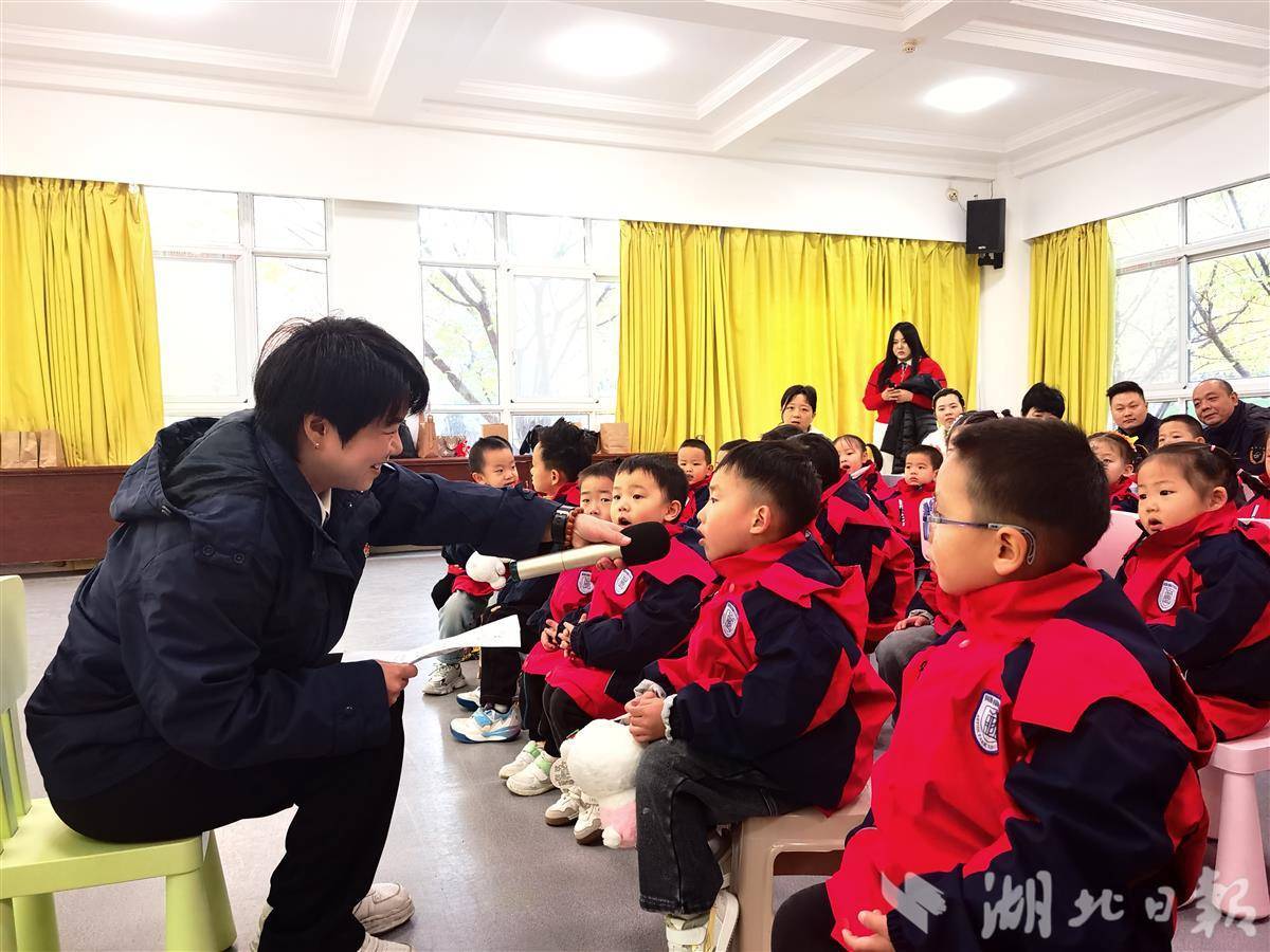 萌娃遇上“交通模范”！武汉公交车“开”进幼