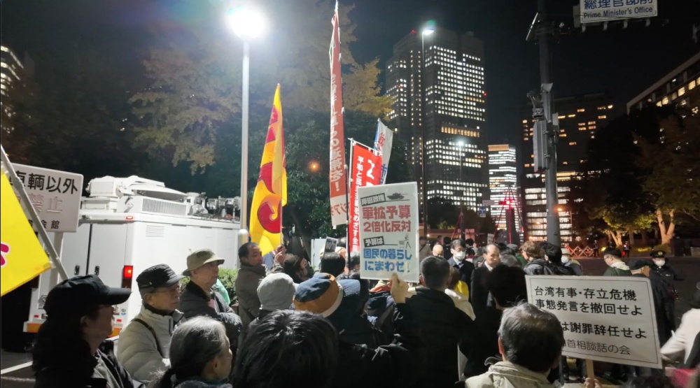 “我们不需要煽动战争的首相！”总理办