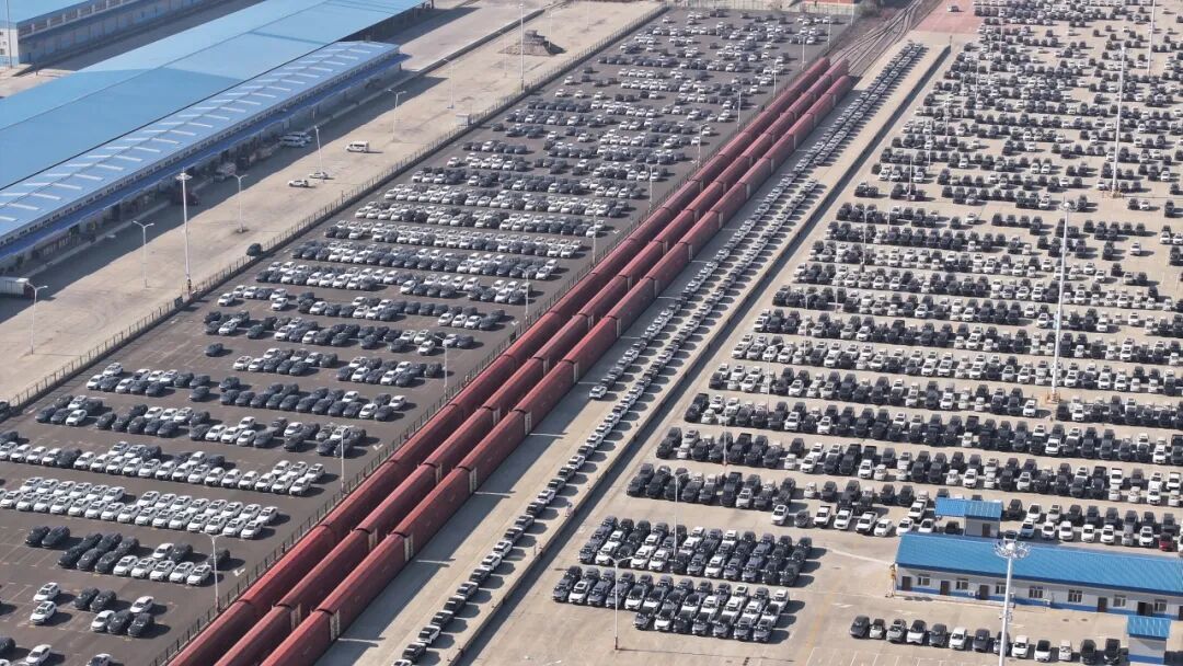 铁牛回答！一辆“驾驶”火车的汽车怎么样？