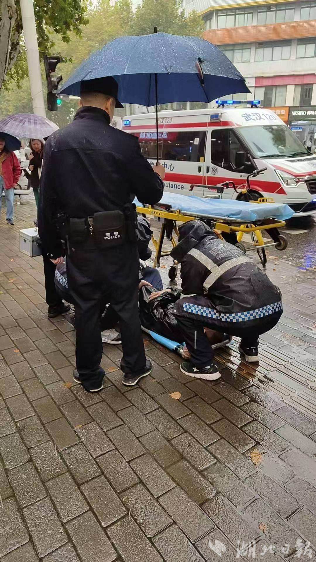 醉汉摔倒遇见“贵人”！武汉一弟兄急切拨打1