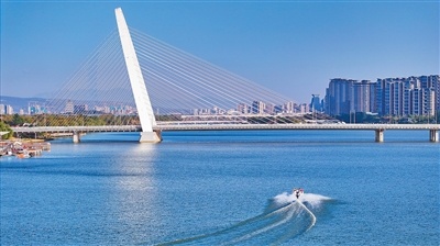 昌巴河又变成了宜人的地方（屋前有一条河）