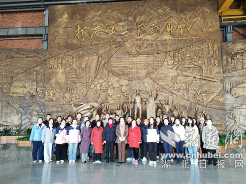 十堰总工会组织干部职工参观东风汽车博物馆