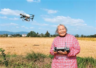 会飞无人机、玩转短视频……这位82岁奶奶不一般