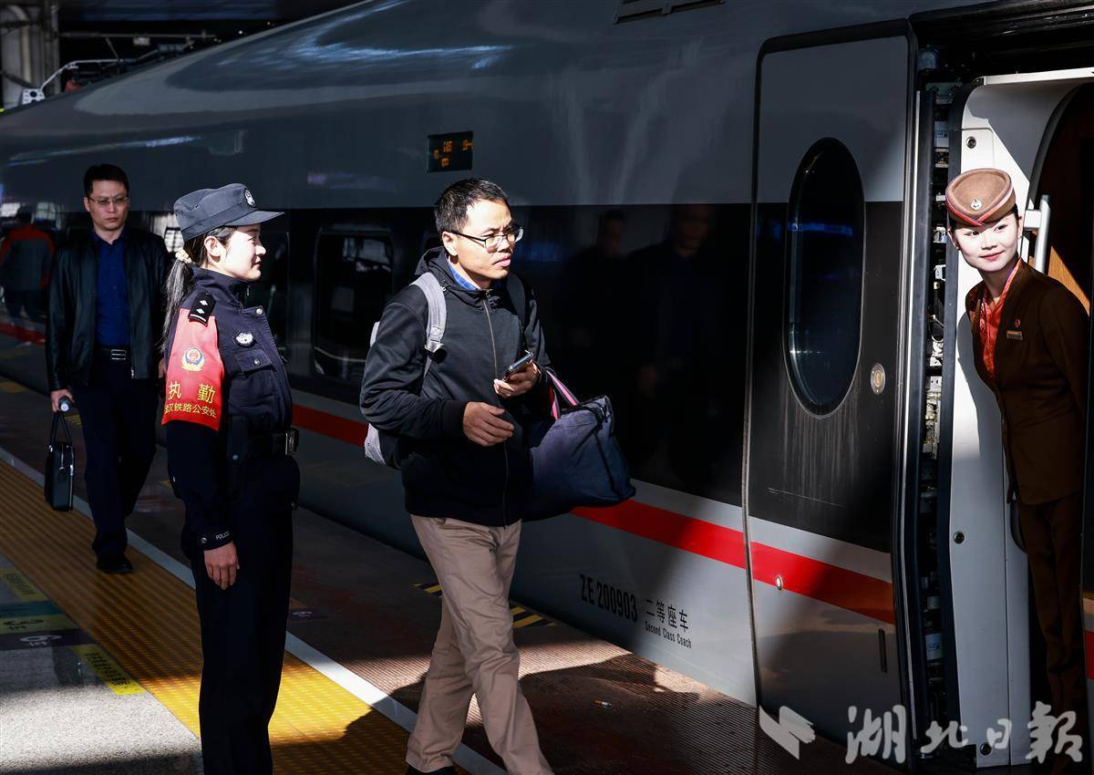 ȫ����·�����ÿ�42.8���˴Σ��人���조�Ҹ���תվ��