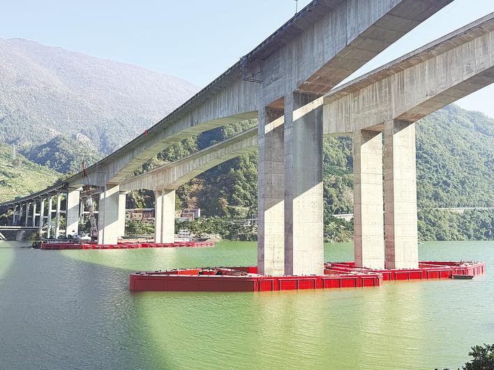 43米深急流中，用北斗穿针引线 香溪河特大桥穿上“金钟罩”