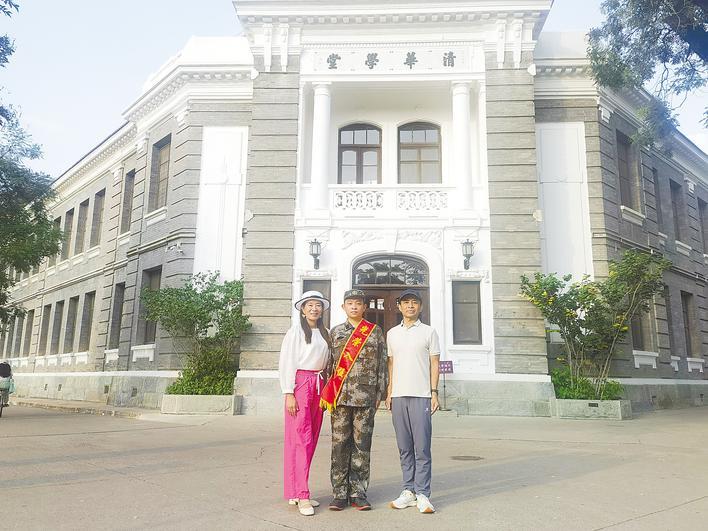 他的父亲在边境巡逻队服