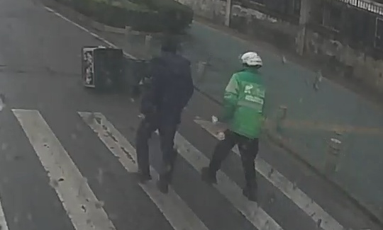 道路湿滑，送货员遇到危险。武汉的两名