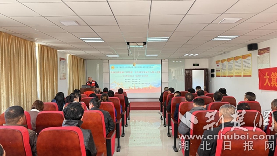 大冶市大吉铺镇用模型中的工人声音传递政策的