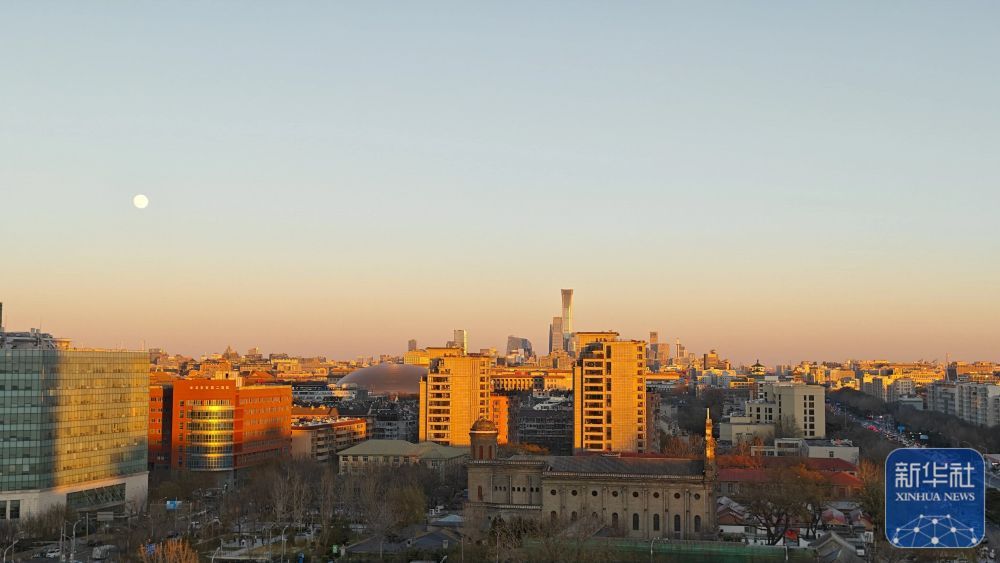 “超级月亮”亮相天宇