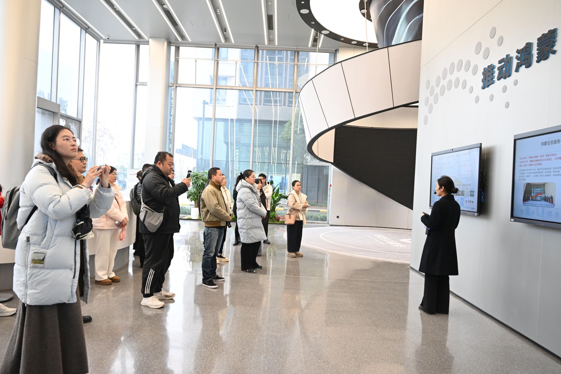 中部地区媒体探访鸿蒙绿色创新中心（武汉），