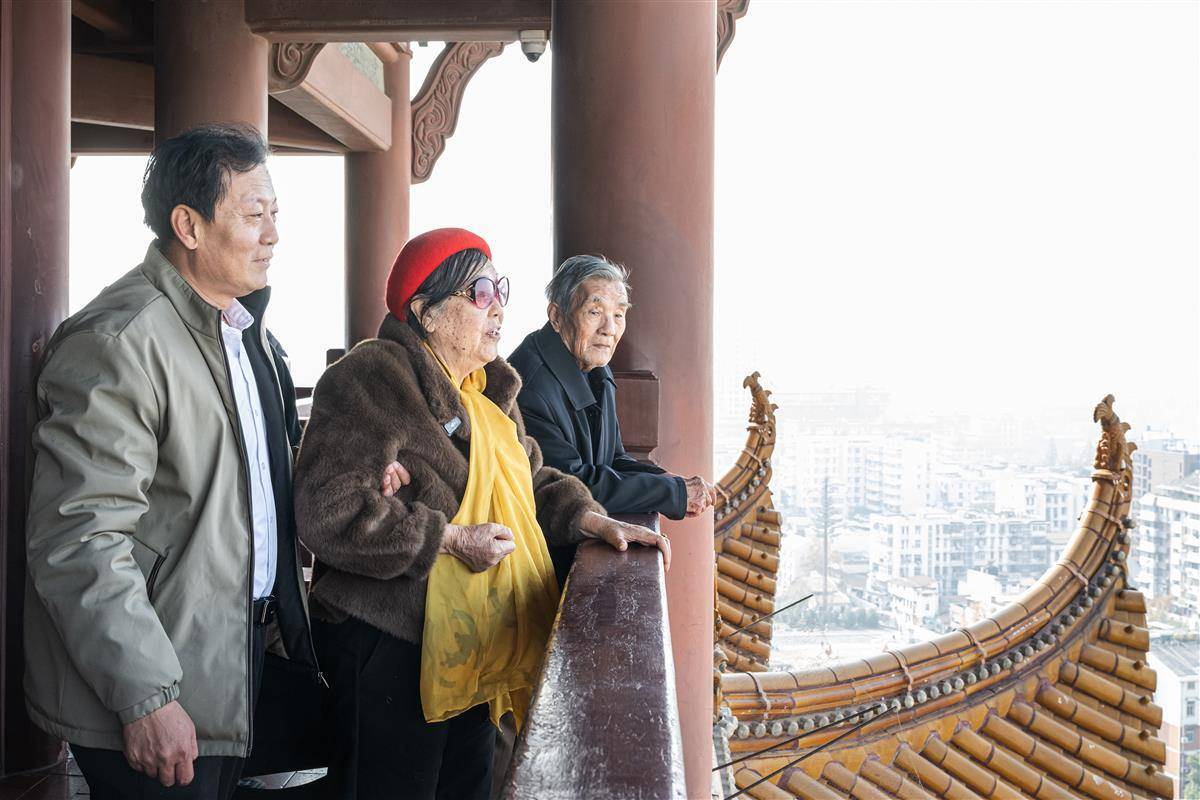 15岁离家，32岁去世。抗战