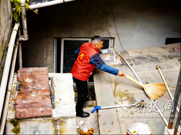 ��ɽ˰�񣺺챳�ĵ�������ɫ�ʣ���ɫ˰����ů����