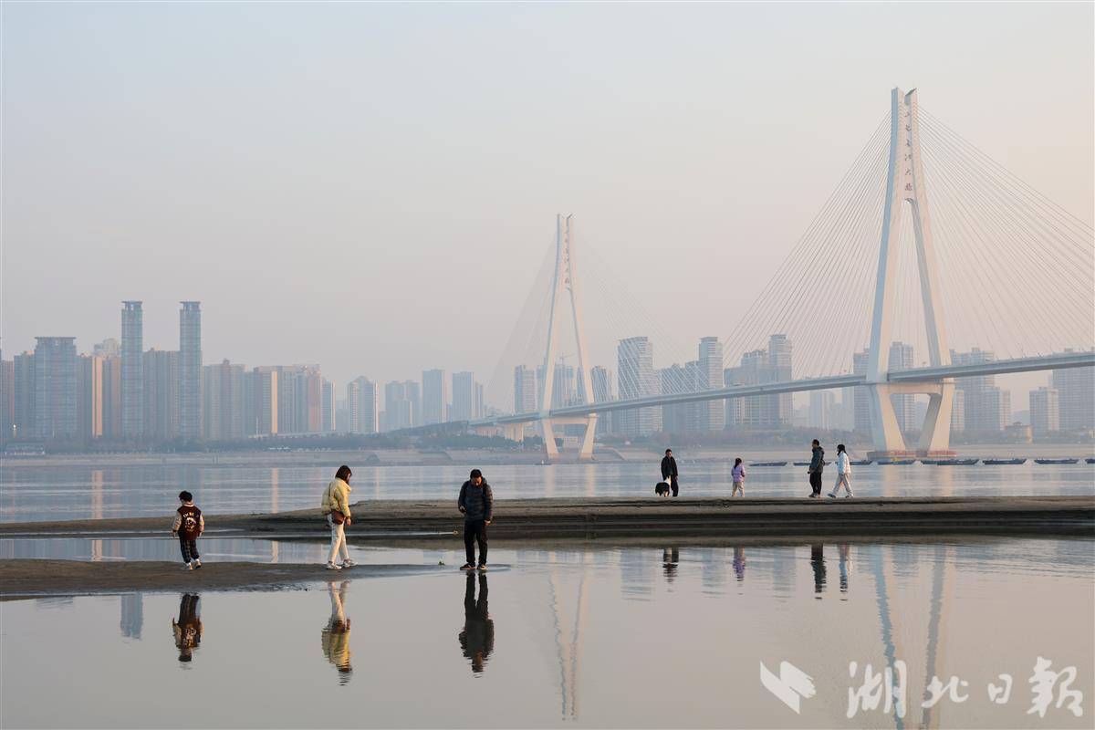 冬日暖阳映照江岸，居民享受长江退隐期