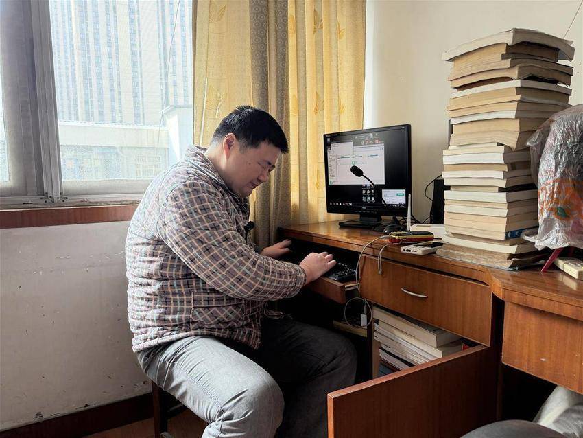 武大4500余名师生接力义务导读，武汉盲人周顺靠听书自学33载“写”出三本大学物理著作