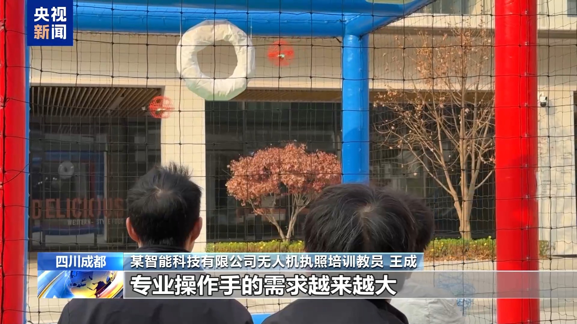 威廉希尔丨“会飞的足球”火爆校园青少年“玩”出未来产业(图13)