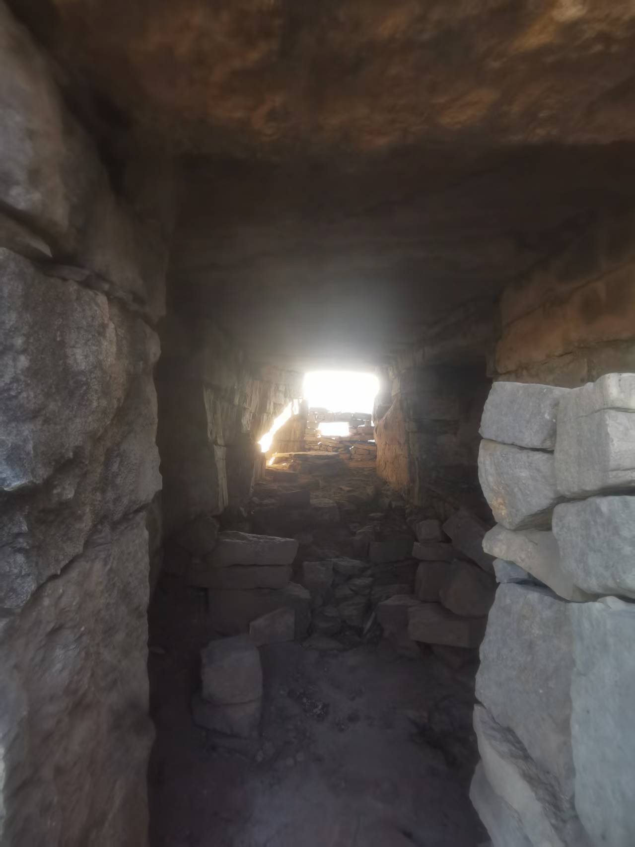 山西考古新发现！参观位于悬崖顶上的明代古村遗址