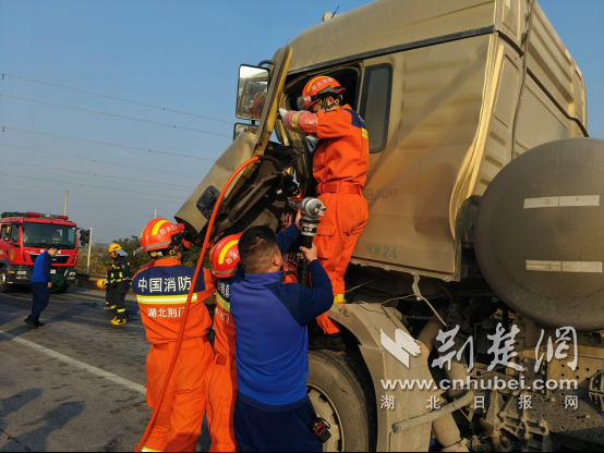 货车追尾司机被困  荆门消防员7分钟成功营救