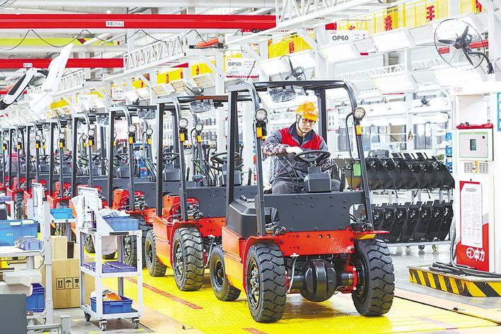 电动叉车忙着出国旅行