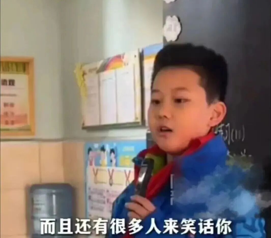 校服上写着侮辱性文字，9岁男孩勇敢发声！全网点赞