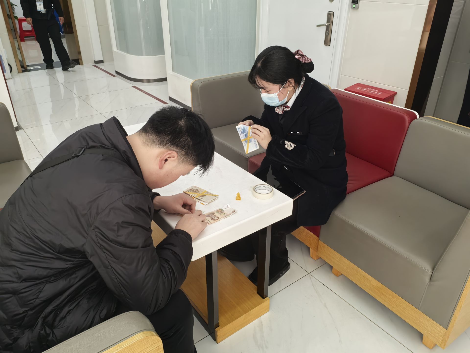 中国银行洪湖城中支行成功为客户兑换碎人民币