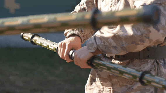 视频丨穿保鲜膜、打包装袋 坦克的保养秘籍来了！