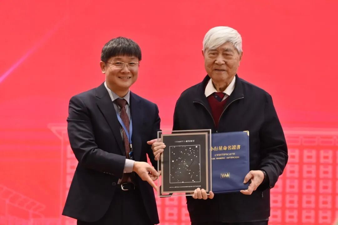 336877号小行星就是以他的名字命名的！