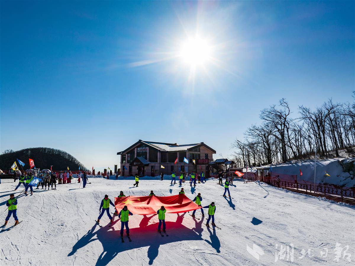 千余名游客抢先体验新雪季“初雪”！