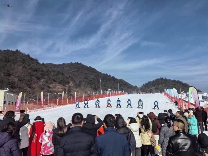 宜昌市五大滑雪场暑气滚滚、雪花缭乱，计划于元旦前后开业迎客。