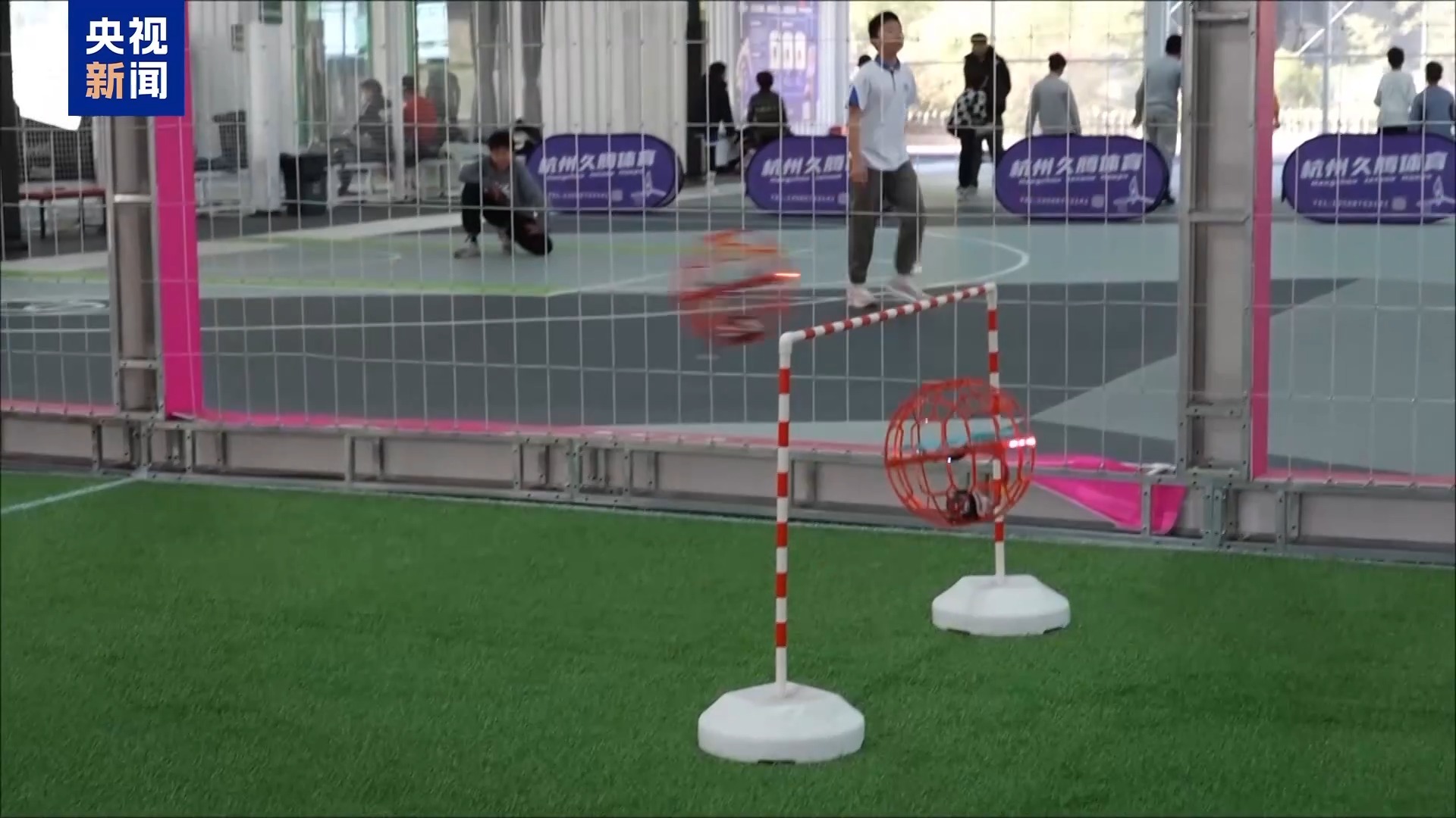 威廉希尔丨“会飞的足球”火爆校园青少年“玩”出未来产业(图8)