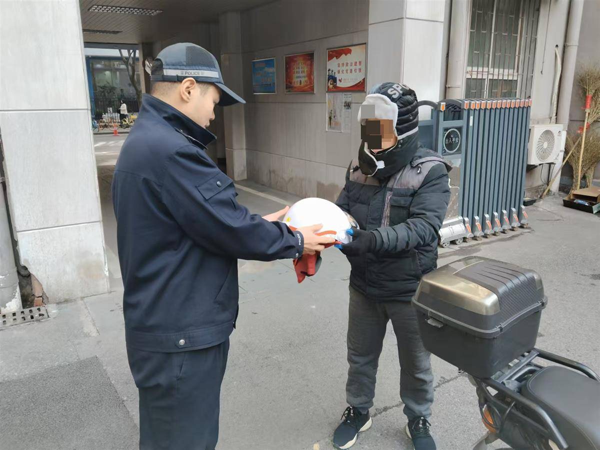 送货员当场崩溃痛哭。江安交警延迟缴纳罚款，并给他戴上头盔进行保护。