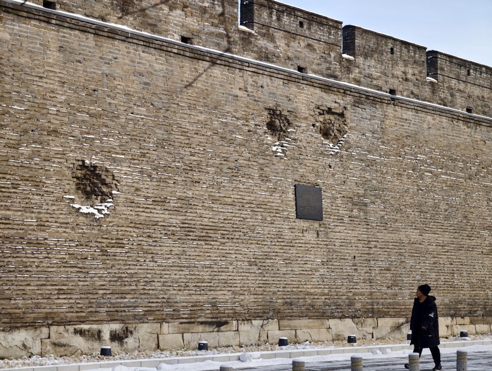 “雪能掩盖很多东西，但盖不住这些弹痕”